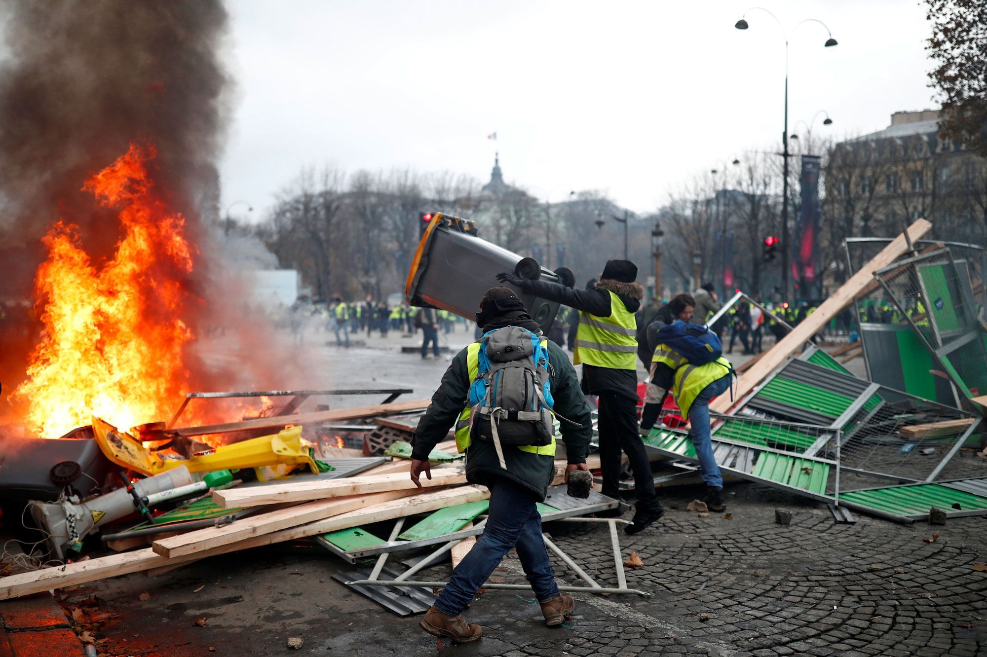 Les Gilets Jaunes Investissent Paris Barricades Jets De