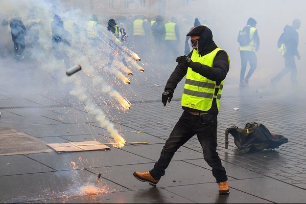 Main Arrachée Lors Dune Manifestation De Gilets Jaunes