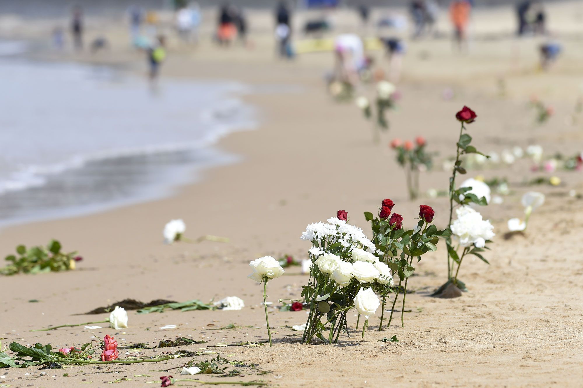 Sables Dolonne Fleurs Et Marche Silencieuse En Hommage