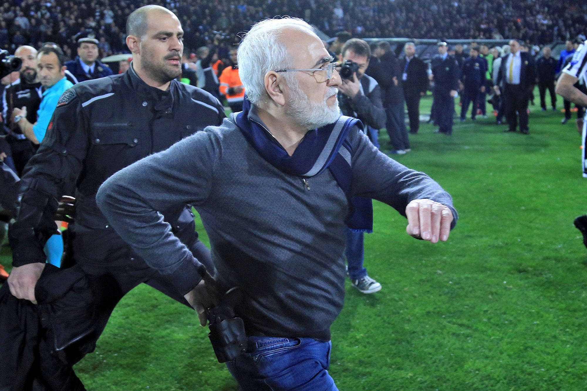Il était entré armé sur le terrain : le président du PAOK Salonique s'excuse