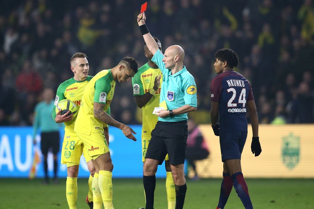 Ligue 1 Larbitre Du Match Tony Chapron Proche Du Carton