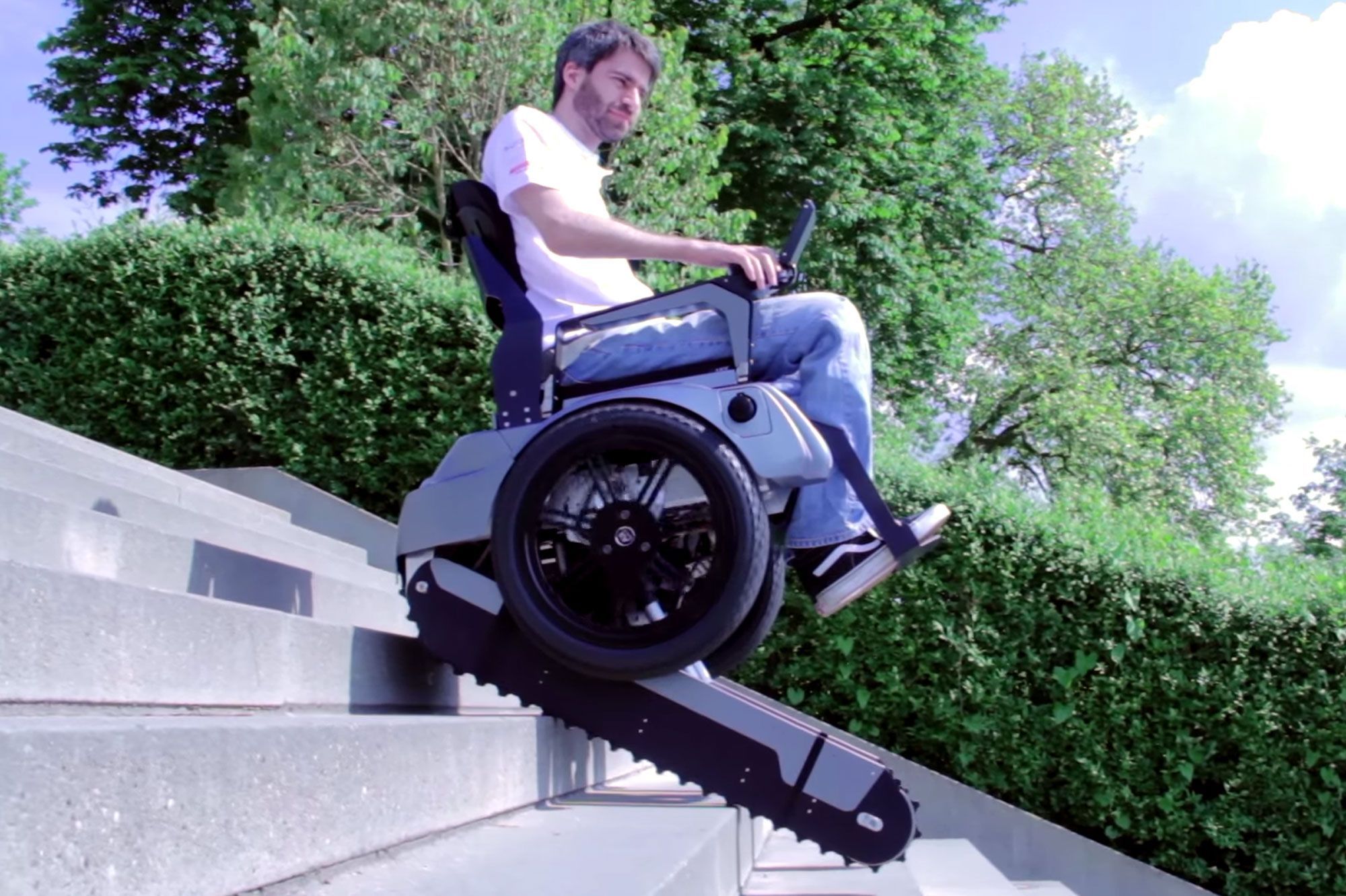 Il Peut Monter Les Escaliers Scalevo Le Fauteuil Roulant Du Futur