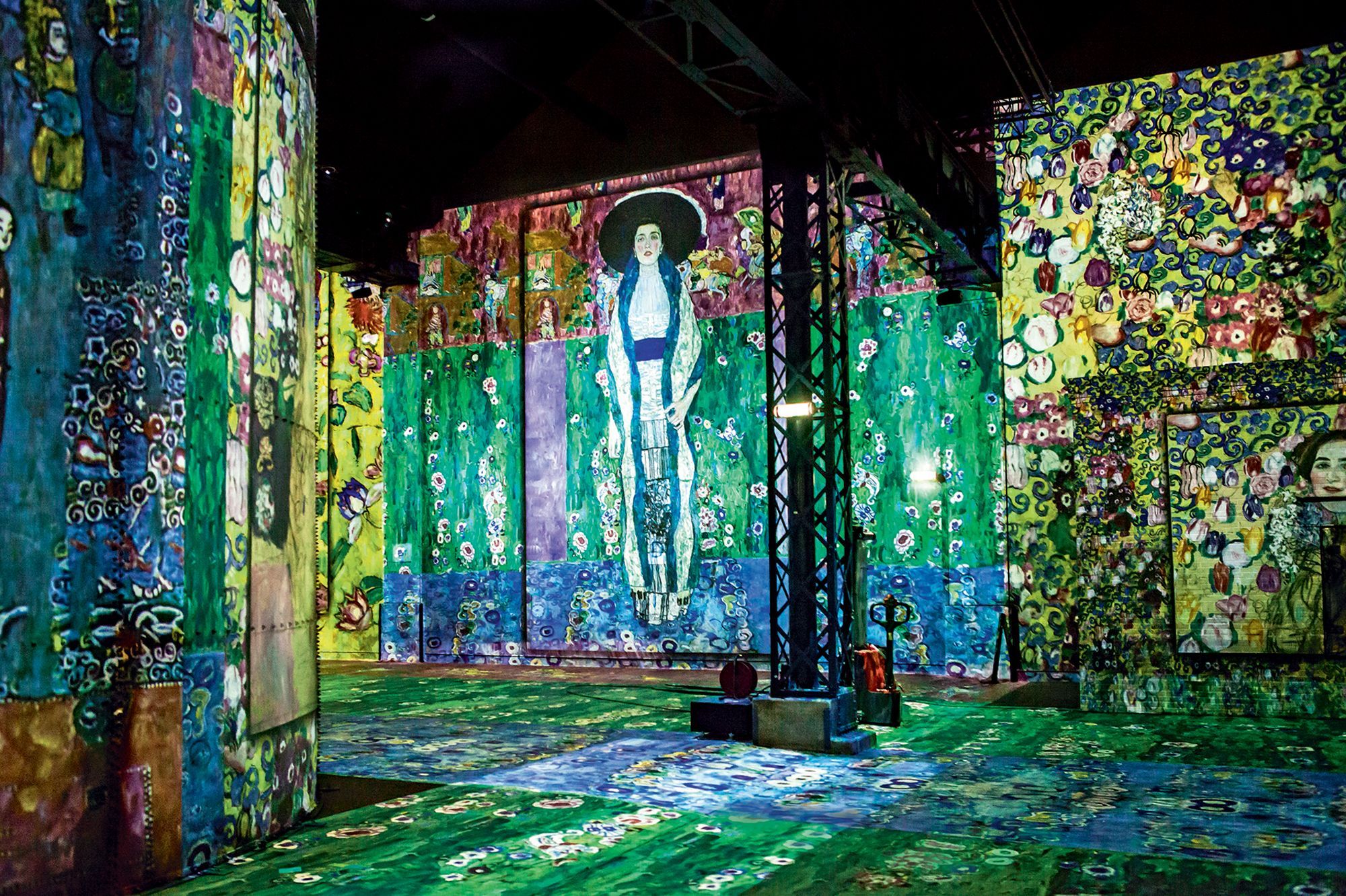 L Atelier Des Lumieres Met L Art Au Pied Des Murs