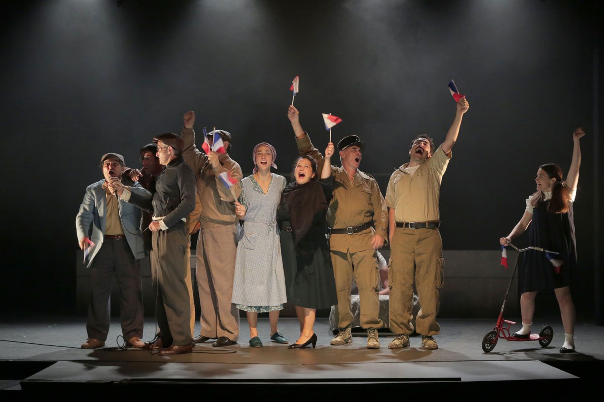 La Bas De L Autre Cote De L Eau Une Piece Courageuse Qui Soulage La Bas De L Autre Cote De L Eau Une Piece Courageuse Qui Soulage