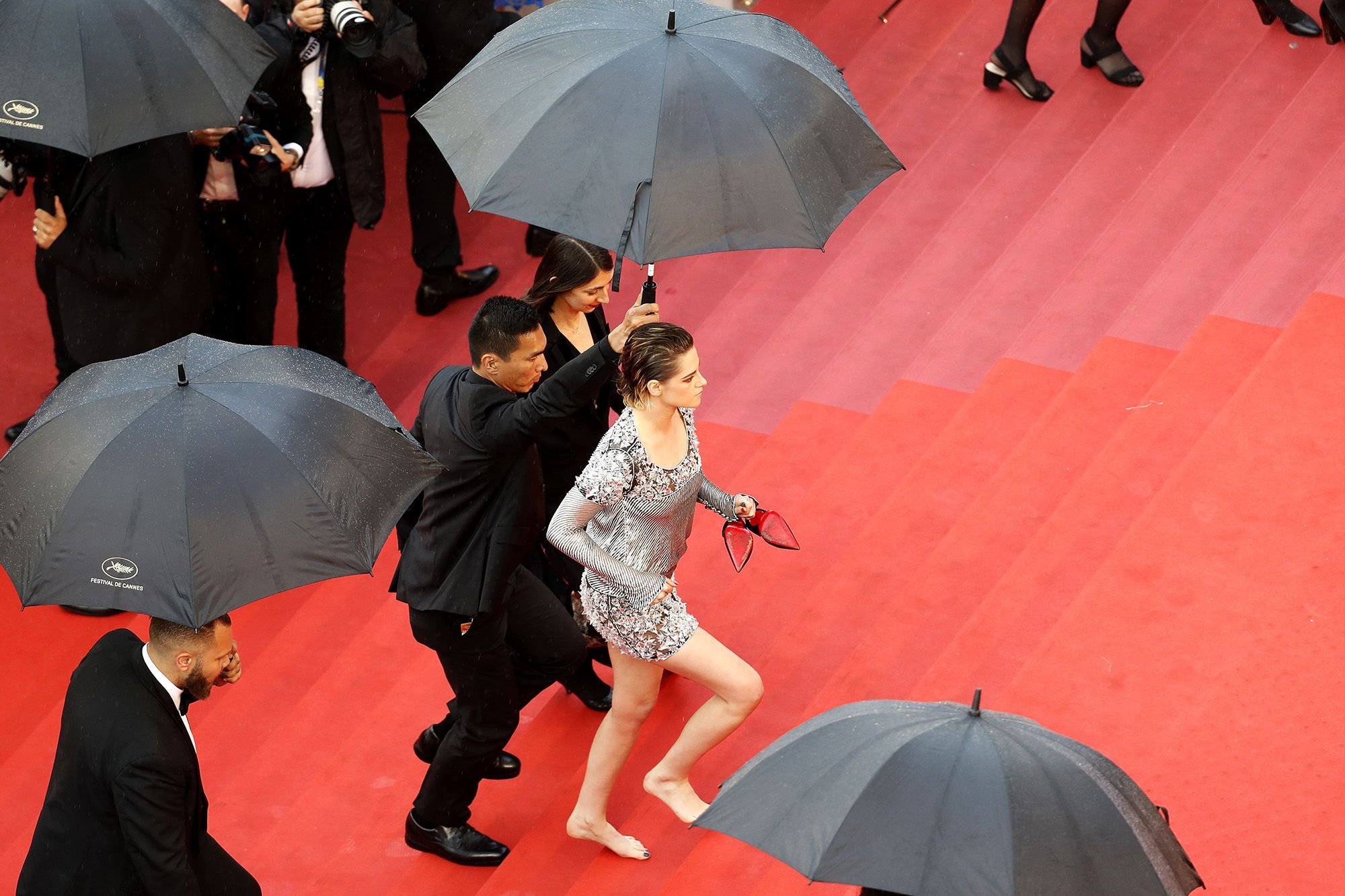 Cannes 2018 Kristen Stewart Sa Montee Des Marches Pieds Nus