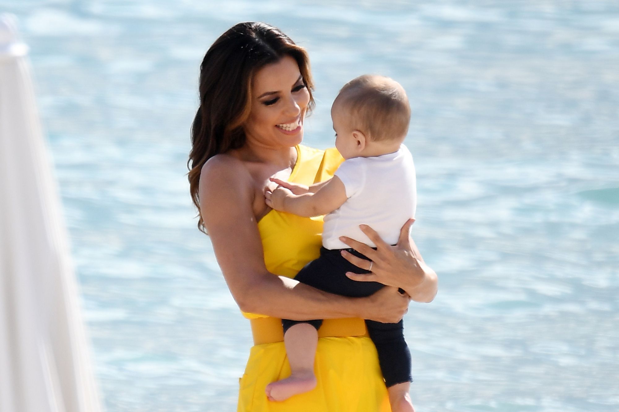 Eva Longoria A Cannes Elle S Affiche Radieuse Avec Son Fils Santiago