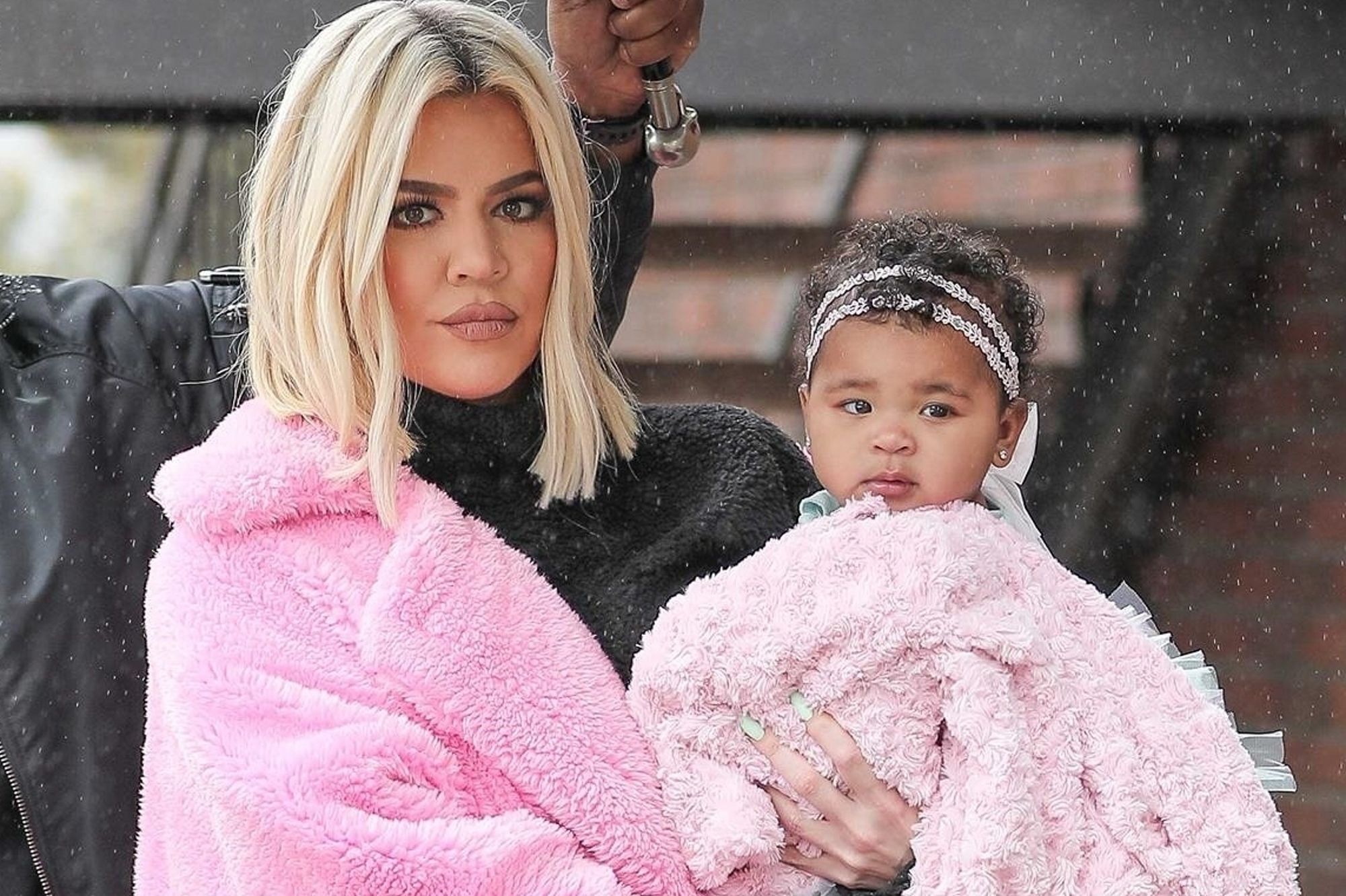 Khloe Kardashian Critiquee Pour Exposer Son Bebe Au Milieu De Sacs De Luxe