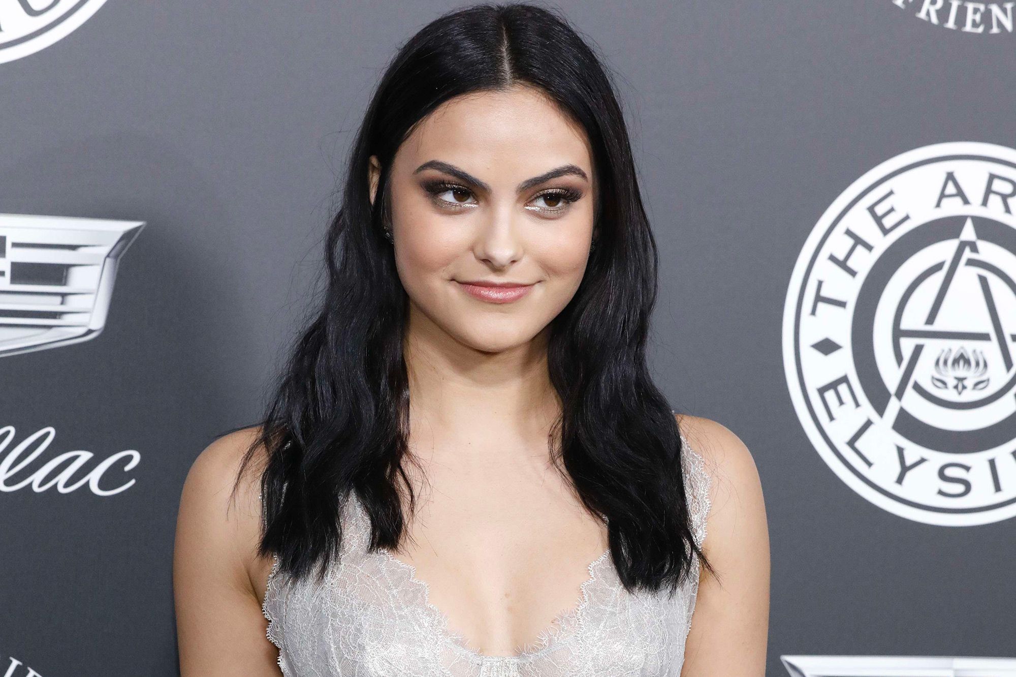 L Actrice De Riverdale Camila Mendes Arrete Les Regimes Qui L Ont Rendue Malheureuse
