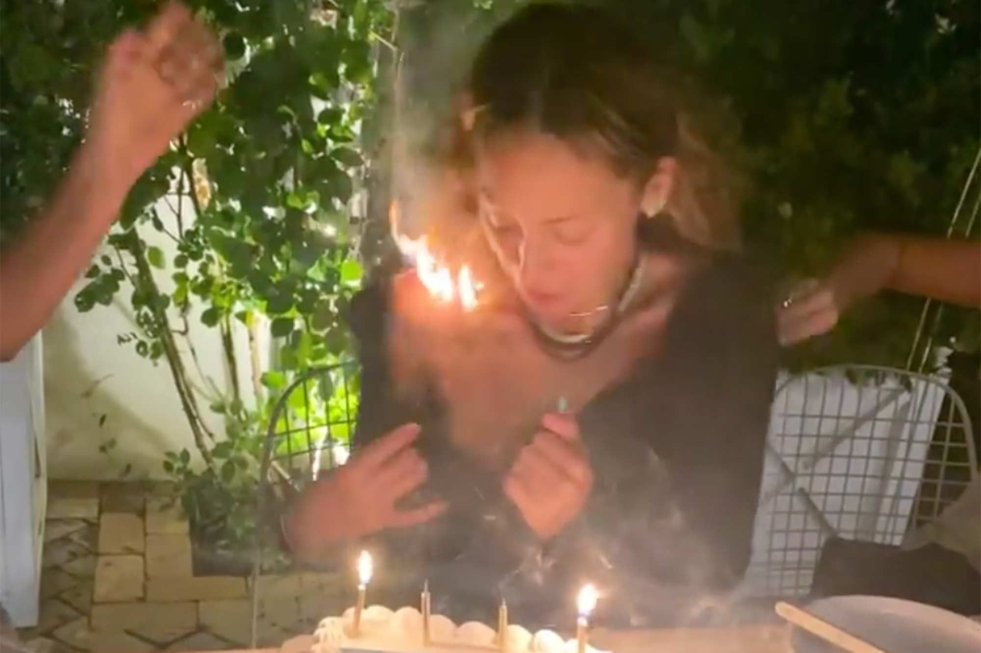 Nicole Richie Souffle Ses Bougies D Anniversaire Et Met Le Feu A Ses Cheveux
