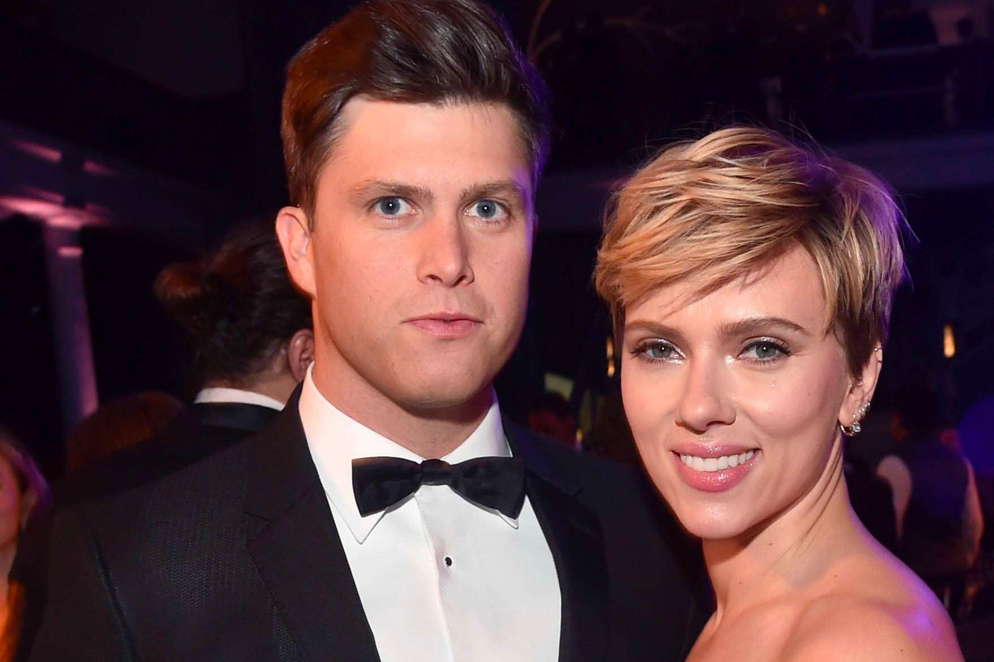 Scarlett Johansson Et Colin Jost Premiere Apparition Officielle Du Couple [ 1332 x 2000 Pixel ]