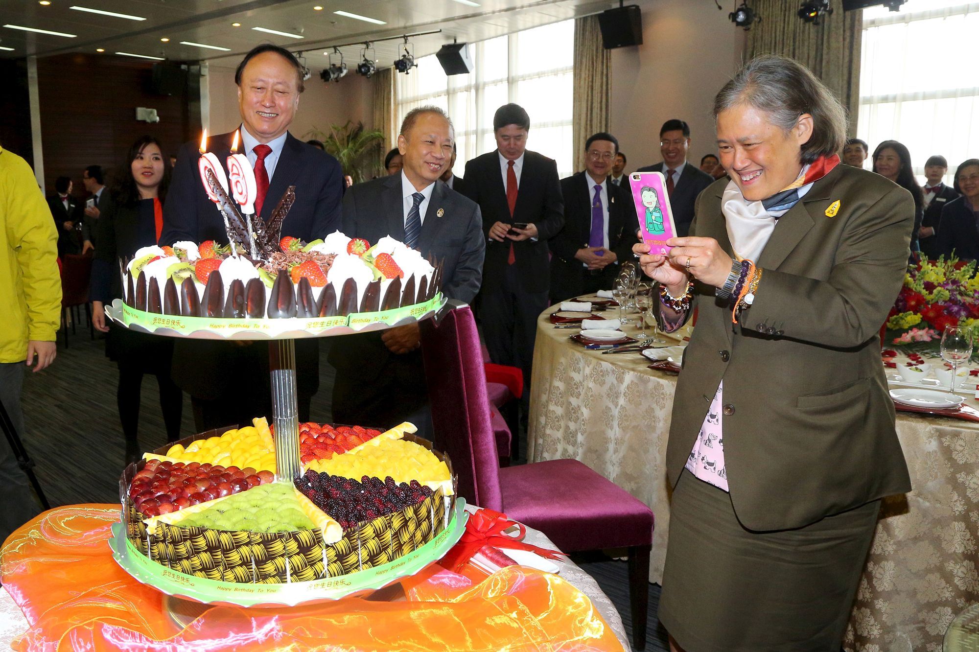 Princesse Maha Chakri Sirindhorn De Thailande Ravie De Son Gateau Chinois Pour Ses 60 Ans