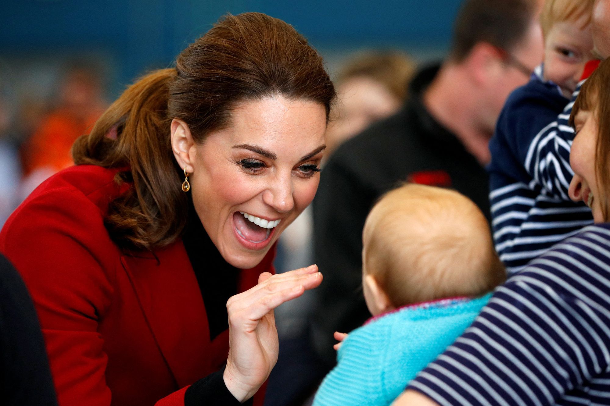 Kate Middleton Nouvelle Tante Gaga Face A Un Bebe Au Pays De Galles