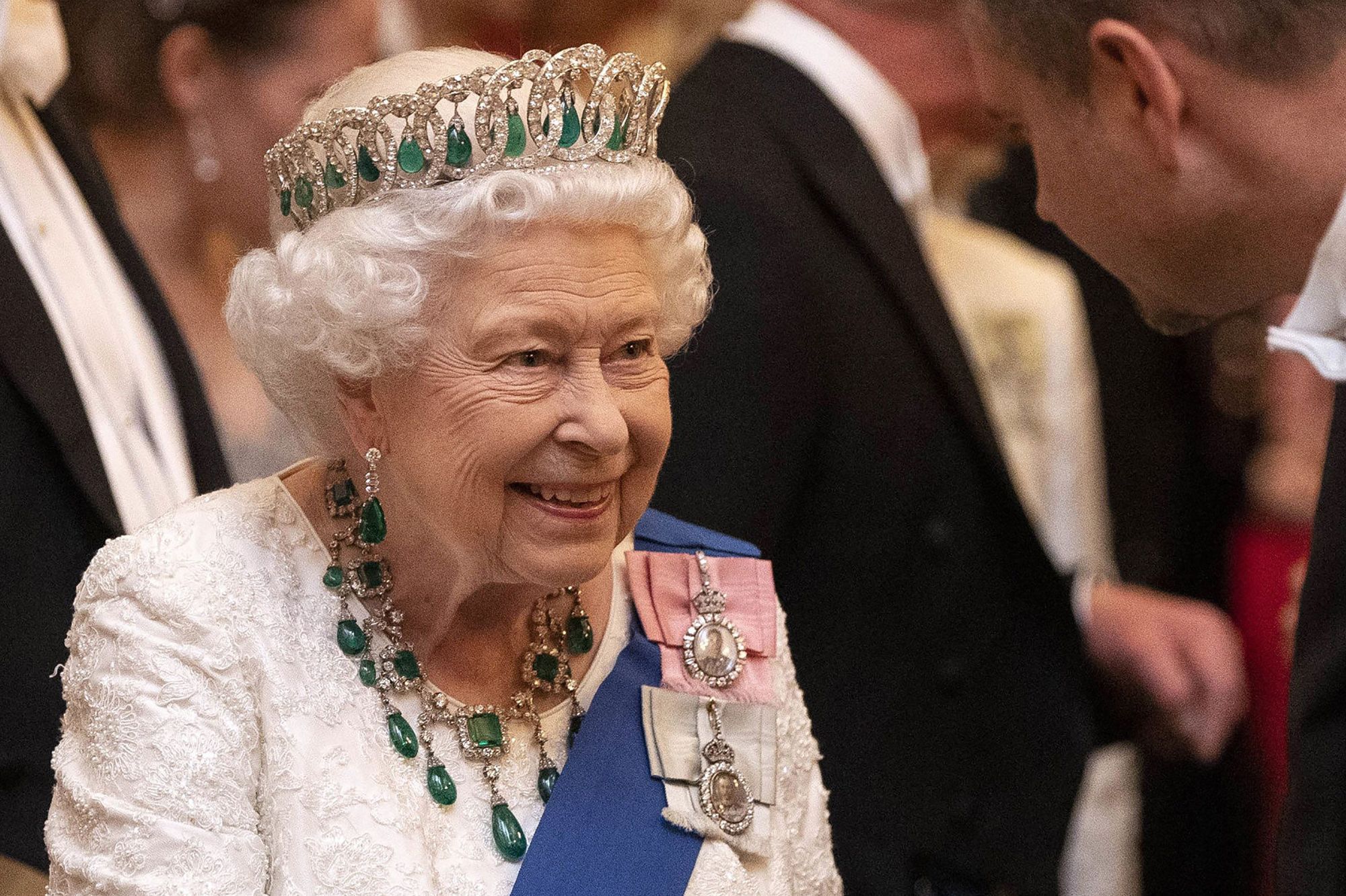 La Reine Elizabeth Ii Assortit Sa Tiare Vladimir A Un Nouveau Collier D Emeraudes