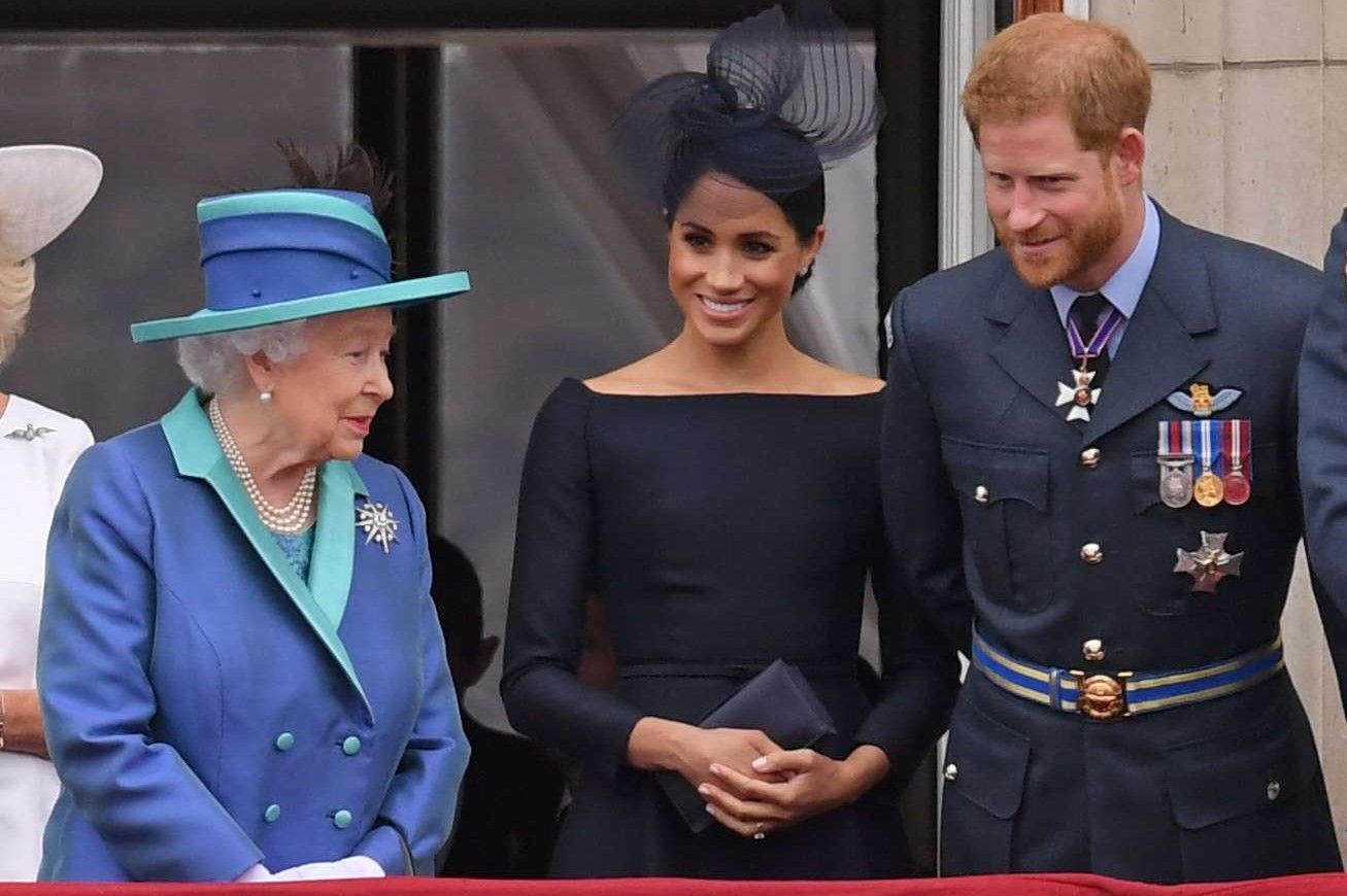 Pourquoi La Reine A T Elle Laisse La Maison De Windsor A Meghan Et Harry