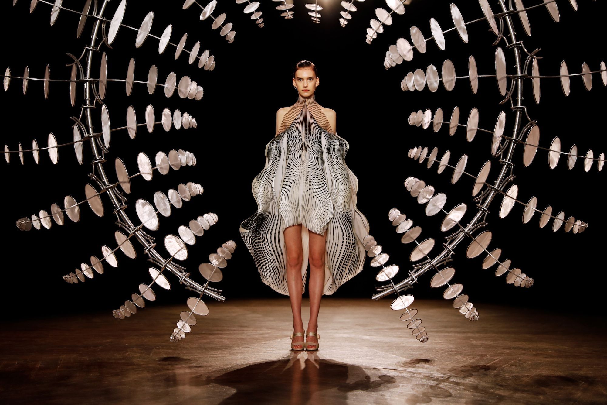 La Couture Hypnotisante D Iris Van Herpen