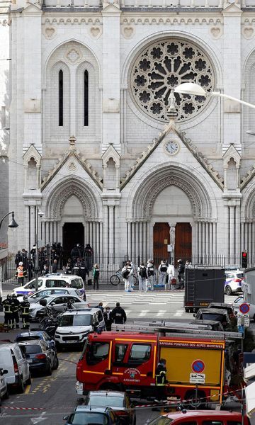 Sur les lieux de l'attaque, à Nice. Sur les lieux de l'attaque, à Nice.