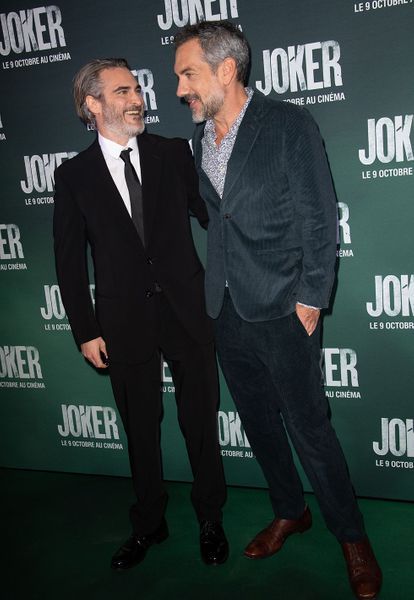 Joaquin Phoenix Entoure De Miss A Paris Pour Son Film Joker Explore @michaelyoun twitter profile and download videos and photos saltimbanque, ménestrel et troubadour depuis 1997. miss a paris pour son film joker