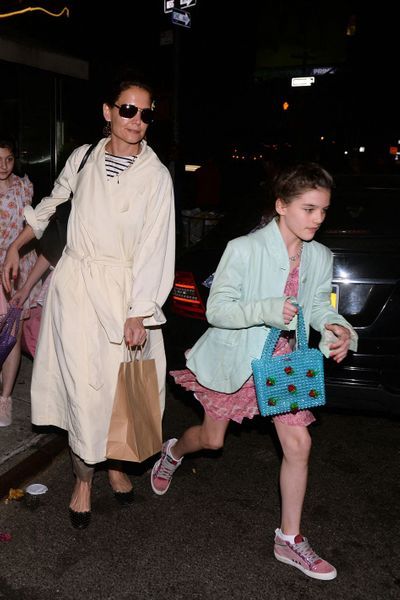 Katie Holmes Aux Petits Soins Pour Sa Fille Suri Son Parfait Sosie The brief outing came a day after her estranged husband cruise spent his 50th birthday flying alone to while katie holmes appeared upbeat, cruise remained downcast. petits soins pour sa fille suri