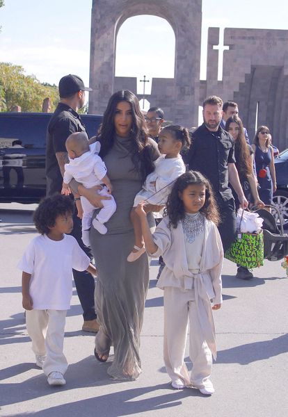 Kim Kardashian En Armenie Pour Le Bapteme De Saint Chicago Et Psalm