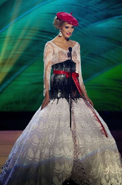Miss Univers 2015 , La valse des costumes traditionnels