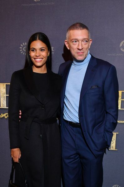 Vincent Cassel Et Tina Kunakey Amoureux Et Complices A La Premiere De L Empereur De Paris