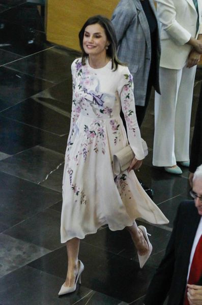 La Reine Letizia D Espagne Ressort Sa Robe Chinoise Asos A Saragosse