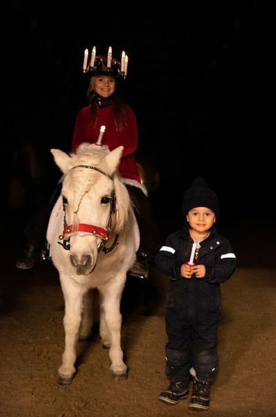 https://resize-parismatch.lanmedia.fr/r/,600,forcey/img/var/news/storage/images/paris-match/royal-blog/famille-royale-suede/la-princesse-estelle-et-le-prince-oscar-de-suede-fetent-la-sainte-lucie-a-cheval-1664534/20191213-lucia-e-o-foto-sarafriberg-kungl-hovstaterna/27145623-1-fre-FR/20191213-Lucia-E-O-Foto-SaraFriberg-Kungl-Hovstaterna.jpg