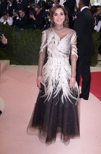 Quand La Reine Rania De Jordanie Opte Pour Une Robe Du Soir Black White