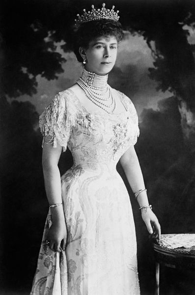 Royal Style Elizabeth Ii Son Diademe Prefere Est Un Cadeau De Mariage De Sa Grand Mere