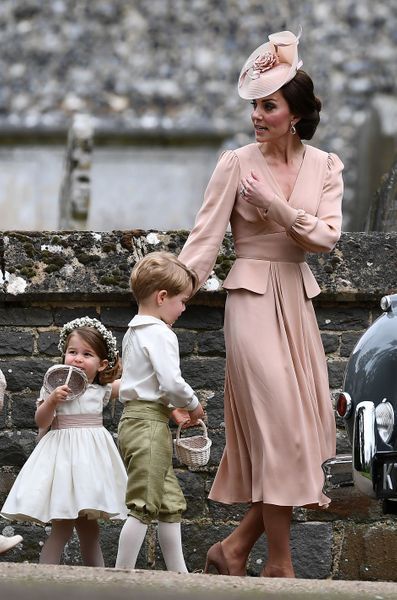 Royal Style Mariage De Pippa Middleton Kate En Rose Eugenie En Bleu