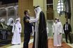 L'émir du Qatar, Tamim ben Hamad Al Thani, reçoit Emmanuel Macron au Palais princier de Doha, le 3 décembre 2021.