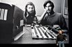 Dix-huit mois avant sa mort, Steve Jobs présente l'iPad. Projetée sur l'écran géant, ce 27 janvier 2010, une photo de ses débuts avec son compère Steve Wozniak, devant l'Apple I.