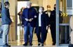 Bill Clinton, accompagné de son épouse Hillary, à sa sortie du centre médical UC Irvine, ce dimanche 17 octobre 2021.