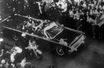 Dallas, 22 novembre 1963 : John Kennedy est touché à la tête. Pour Oliver Stone, la balle venait de l’avant, ce qui discrédite la théorie du tueur solitaire embusqué à l’arrière.