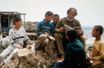Une photo qui résume parfaitement l&#039;oeuvre d&#039;Abbas Kiarostami: un vieil homme qui fait la lecteur aux enfants dans &quot;Au travers des oliviers&quot;