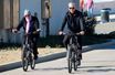 Balade à vélo pour Pierce Brosnan et son épouse Keely sous le soleil de Malibu