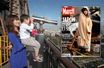 « Yuko et son fils, Raito, ont fait la tournée des lieux mythiques de la capitale française, ici sur la tour Eiffel. » -  Paris Match n° 3251, 8 septembre 2011