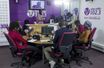 Des jeunes invités autour de l'animateur Mandiaye Pety Badji dans l'émission "Paroles aux jeunes", sur Vibe Radio, à Dakar.