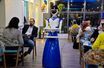 A Mossoul, des clients sont servis par des robots