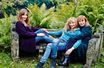 Vendredi 22 novembre 2013, dans le jardin de sa maison, à Bougival, Elisabeth reçoit Julie et Elise.