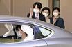 La princesse Mako quitte ses parents le prince Fumihito d&#039;Akishino et la princesse Kiko et sa sœur la princesse Kako, à Tokyo le 26 octobre 2021