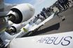 Sous l'aile d'un gros porteur A380, l'Airbus E-Fan électrique, près de Berlin en 2014. Ce petit appareil fonctionnait sur batterie. Un projet d'avion hybride, baptisé E-Fan X, vient d'être abandonné par Airbus.