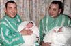 Le roi Mohammed VI de Maroc et sa fille la princesse Lalla Khadija, le 28 février  2007, jour de sa naissance