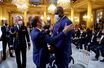 Macron décore les médaillés de Tokyo et leur demande de "faire beaucoup plus" à Paris