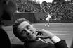 Le 22 mai 1958, Kirk Douglas assiste, à Paris, aux internationaux de tennis de Roland-Garros. A 41 ans, il est un des principaux dieux du 7e  art.