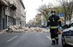 Un pompier masqué dans les rues de Zagreb après le séisme, le 22 mars 2020