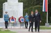 Emmanuel Macron et son homologue serbe Aleksandar Vucic,  dans le parc Kalemegdan, devant un monument dédié à l'amitié franco-serbe.