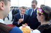 Emmanuel Macron, accueilli par son homologue Aleksandar Vucic, à l'aéroport Nikola-Tesla.