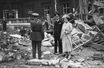 Le roi George VI et la reine consort Elizabeth constaste les dégâts du bombardement du Palais de Buckingham à Londres, le 14 septembre 1940