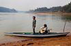 Au bord du lac de Mantasoa, le 3 octobre. Moment de détente après leur visite des bidonvilles d’Antananarivo et leur concert dans les faubourgs de la capitale.